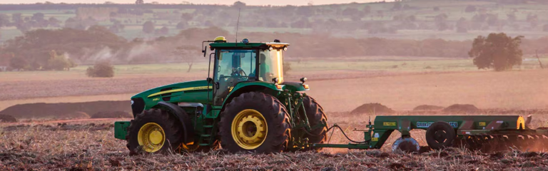 trator john deere no campo usando o vidro da Loja do Parabrisa