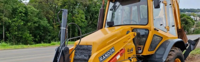 Vidro para-brisa frontal Retroescavadeira Randon RK406B instalado na cabine